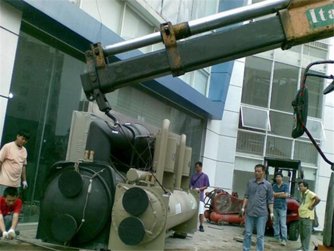 沽源县随车吊和汽车吊的核心区别是什么？哪种更省钱？